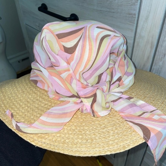 Liz Claiborne Accessories - Liz Claiborne Sunhat/paisley pink